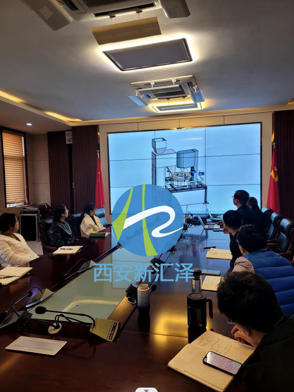 近日，由西安新匯澤創(chuàng)新研制的山東省水土保持計量裝置建設(shè)項目成功通過驗收。 2023年5月19日，西安新匯澤測控技術(shù)有限公司邀請組織水保行業(yè)相關(guān)專家學(xué)者對《山東省水土保持計量裝置建設(shè)項目(1包)》進(jìn)行了驗收，驗收組聽取了項目實(shí)施情況匯報，重點(diǎn)察看了泥沙監(jiān)測儀器檢定裝置演示視頻，審查了設(shè)計方案，研判了裝置性能達(dá)標(biāo)指數(shù)。 山東省水土保持計量裝置建設(shè)項目，經(jīng)過五個多月的工業(yè)設(shè)計、三維建模、推導(dǎo)演示、設(shè)計加工、機(jī)械組裝等緊張施工，于2022年11月21日完成該項目全部設(shè)備的安裝和調(diào)試，從2022年11月至2023年5月，通過近6個月的試運(yùn)行及可靠性測試，不斷完善改進(jìn)硬件設(shè)施，優(yōu)化操作系統(tǒng)，該水土保持計量裝置建設(shè)項目在試運(yùn)行過程中，積累了大量基礎(chǔ)數(shù)據(jù)，達(dá)到了設(shè)計要求。 檢定平臺由固體樣土投放裝置、稱重式固液攪拌裝置、注入式標(biāo)準(zhǔn)泥沙水樣投放工作模塊（或被檢設(shè)備接收測量模塊）和泥水分離循環(huán)利用系統(tǒng)以及中央智能控制系統(tǒng)等五部分組成。 水土保持計量裝置檢定平臺有以下創(chuàng)新點(diǎn)： 1、在設(shè)計理念上進(jìn)行了創(chuàng)新。提出了“用稱重檢稱重、用攪拌檢光電”的分步式設(shè)計思路，稱重式用反推法配制標(biāo)準(zhǔn)液，突出單位體積內(nèi)泥沙含量的精準(zhǔn)性；攪拌式采用多種機(jī)理的攪拌裝置，強(qiáng)調(diào)標(biāo)準(zhǔn)液的均勻性。另外，在結(jié)構(gòu)布局的協(xié)調(diào)性上進(jìn)行了創(chuàng)新。平臺整體設(shè)計體現(xiàn)了該設(shè)備工業(yè)設(shè)計的現(xiàn)代感和機(jī)械感，操作使用方便，功能配套齊全。        2、操作邏輯進(jìn)行了創(chuàng)新。在稱重攪拌方面，平臺從系統(tǒng)自檢到投沙到注水到攪拌到排放到對比出結(jié)果再到?jīng)_洗等工作流程，都經(jīng)過嚴(yán)密推敲，完成各步驟的時間經(jīng)過精準(zhǔn)計算，抗干擾冗余設(shè)計可靠到位，既可提高效率，又能減少故障。在光電攪拌方面，采用泵攪和雙重葉漿共同攪拌機(jī)理，提高了均勻度。 3、主控制系統(tǒng)配套軟件進(jìn)行了創(chuàng)新。采用數(shù)據(jù)孿生技術(shù)開發(fā)的操作軟件（可申請軟件著作權(quán)專利），功能全面，即可對平臺運(yùn)行進(jìn)行全自動操控，又可實(shí)時在線視頻監(jiān)控，詳細(xì)記錄存儲過程數(shù)據(jù)，方便溯源倒查。 西安新匯澤測控技術(shù)有限公司是由水土保持監(jiān)測科研領(lǐng)域?qū)I(yè)人才群體參與成立的國家高新技術(shù)企業(yè)，專注于土壤侵蝕監(jiān)測設(shè)備的研發(fā)、生產(chǎn)、銷售和技術(shù)服務(wù)。 公司成立以來，面對我國水土保持科技發(fā)展現(xiàn)狀, 立足于科研領(lǐng)域前沿，充分運(yùn)用物聯(lián)網(wǎng)、大數(shù)據(jù)、移動互聯(lián)網(wǎng)等新一代信息技術(shù)和通信手段，以最先進(jìn)的傳感測控技術(shù)和最實(shí)用的軟件開發(fā)為主攻方向，為農(nóng)林水及氣象等一線科研單位開展水土保持全流程監(jiān)測提供解決方案和自動化控制應(yīng)用技術(shù)與設(shè)備。